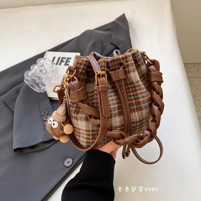 新款秋冬高級感手提小包 爆款百搭斜挎包 水桶女包包 單肩包包, 棕色【現貨速度】,單包無掛件+手提+斜挎肩帶