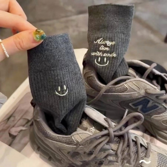 【超商】刺繡草寫笑臉長襪 長襪女 襪子 韓國襪子 韓國襪 笑臉襪 中筒襪 女襪 襪子女 SB134 Noplan