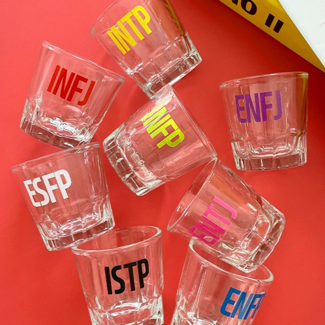 집들이 기념일 커플 화이트데이 생일 이색 선물 MBTI 커스텀 소주잔, 블랙