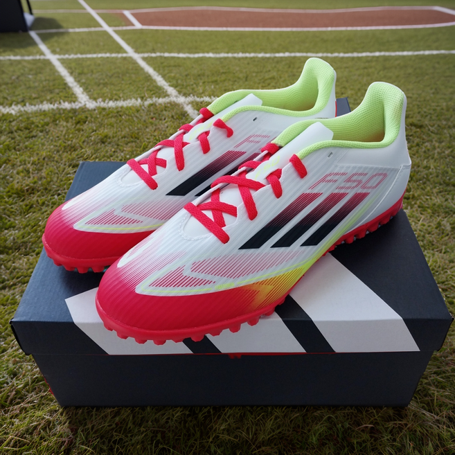 아디다스 F50 클럽 TF 클라우드 화이트 코어 블랙 흰색 빨강 흰빨 남성용 축구화 풋살화