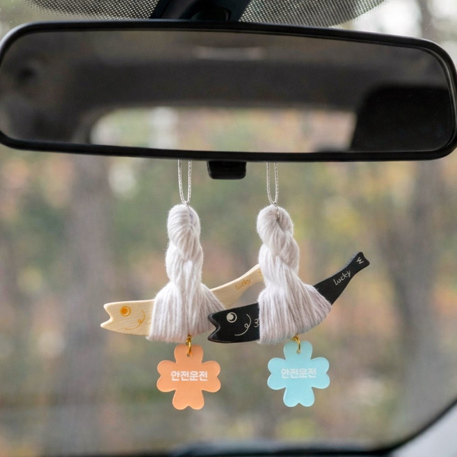 우드 차량용 액막이 명태 룸미러걸이 안전운전 네잎클로버 차량용 장식 북어 안전운행, 1개, 검정우드