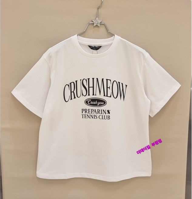 더데이걸 부평점 깔끔한 레터링 포인트 디테일의 박시핏으로 시원하고 편안하게 데일리로 입기좋은 여아 반팔 티셔츠