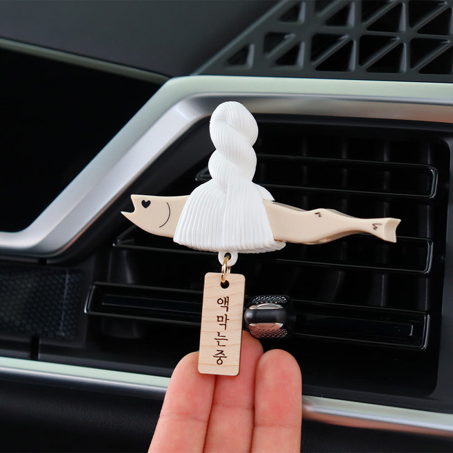 마켓유니버스 액막이명태 차량용 방향제 송풍구 고급 캐릭터 아이보리 브라운 찡긋눈 하트눈, 하트눈 브라운 안전운전 화이트린넨, 1개