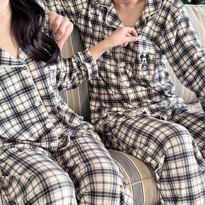 디즈니정품 1+1 미키마우스 자수패치 체크 커플잠옷세트 카라 긴팔 삥줄 포인트 허리밴딩 주머니 남여공용 두컬러 홈웨어 파자마 두셋트 블랑쉬엘