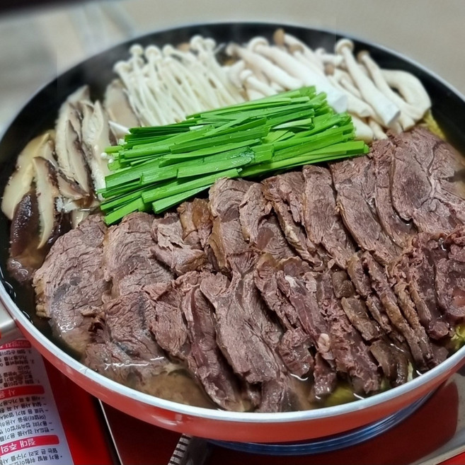 아롱 사태 수육 600g+육수1L+특재소스 삶은 냉동 스지 수육, 아롱사태수육 300g, 1개