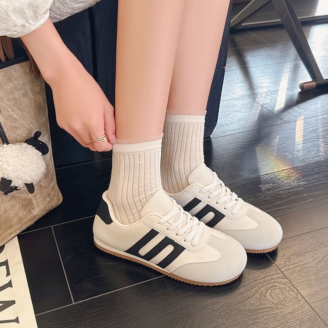 經典麂皮拼接三線設計運動鞋，奶油白/咖啡色