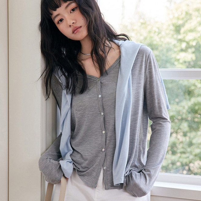 스토리원 여성 리오셀 자개단추 브이넥 텐셀 울 가디건 WM-SSOT027