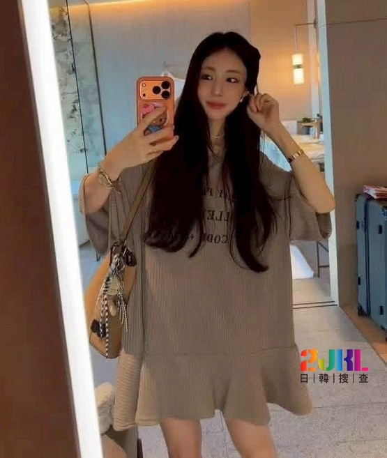 GiGi 寬鬆圓領短袖連衣裙 坑條傘裙設計, 卡