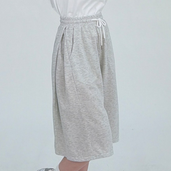 라스트 사이드 절개 핀턱 밴딩 버뮤다 트레이닝 반바지