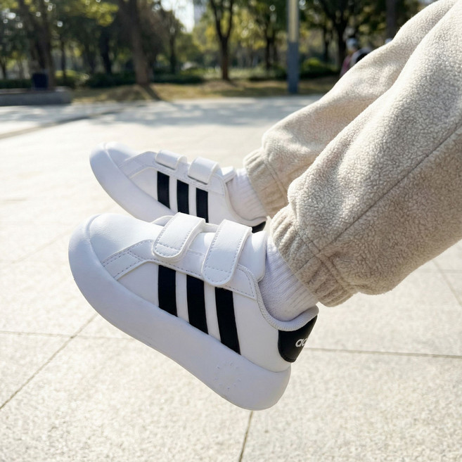 아디다스 그랜드 코트 아동 발편한 운동화 흰검 푹신한 스니커즈