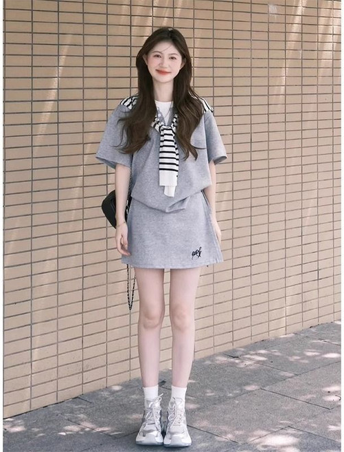 新款女生套裝 減齡假兩件時尚套裝女夏新款韓版學院風寬鬆短袖半身裙三件套 春夏女裝, 灰色上衣+半身裙+披肩,L 【建議55.5-62.5公斤】, 灰色