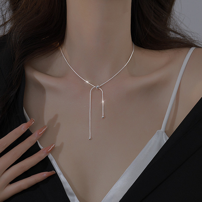 길이 조절 가능한 실버 라인 매듭 목걸이