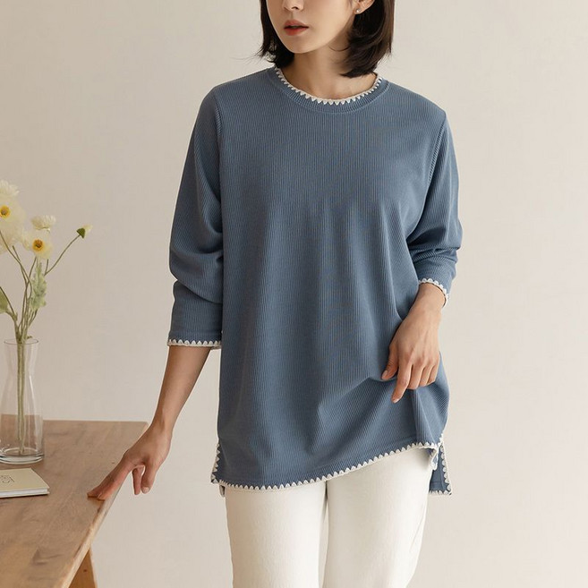 [66-110] 샤일 언발 레이스 배색 티