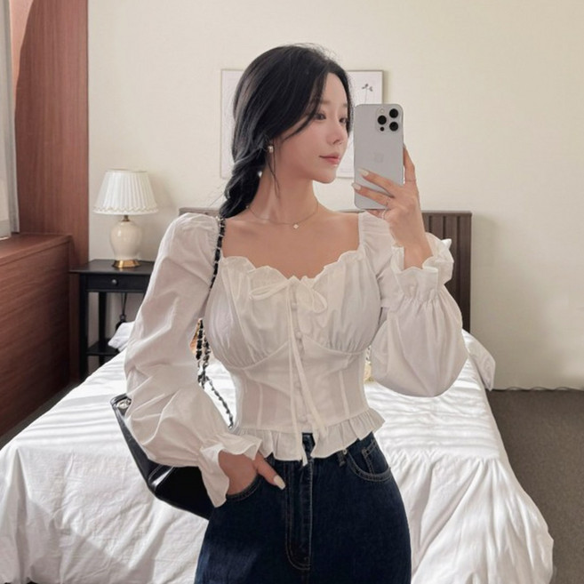 떳다그녀 케슬리 오프숄더 봄 남방 스모크밴딩 코르셋 리본 콩단추 크롭블라우스
