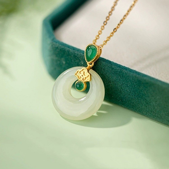 翡翠圓環祥雲 簡約優雅 金色鏈條襯托膚色 象徵圓滿吉祥