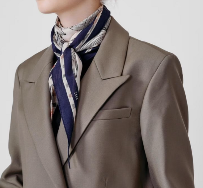 닥스 네이비 체크 플라워 패턴 실크 스카프 (선물포장)