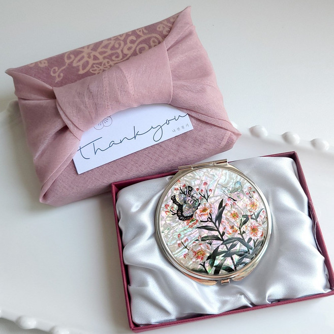 드리다샵 휴대용 전통 자개 손거울 접이식 거울 외국인선물, 아이보리+나비꽃7cm/보자기포장, 1개