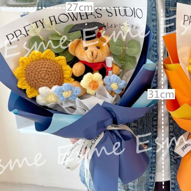 PRETTY FLOWERS STUDIO 畢業手工針織花束 向日葵畢業熊學士帽款 附提袋燈串 27x31公分, 1個, 畢業針織花束+提袋+燈串-藍色小熊學士帽