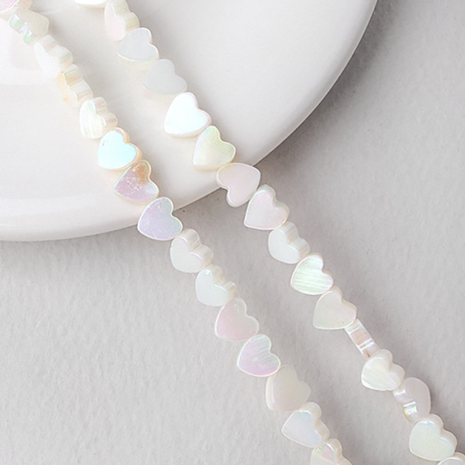 비즈아이 [6128-04]자개 민물패 하트 가로홀 6mm 화이트오로라 반줄(약28개)