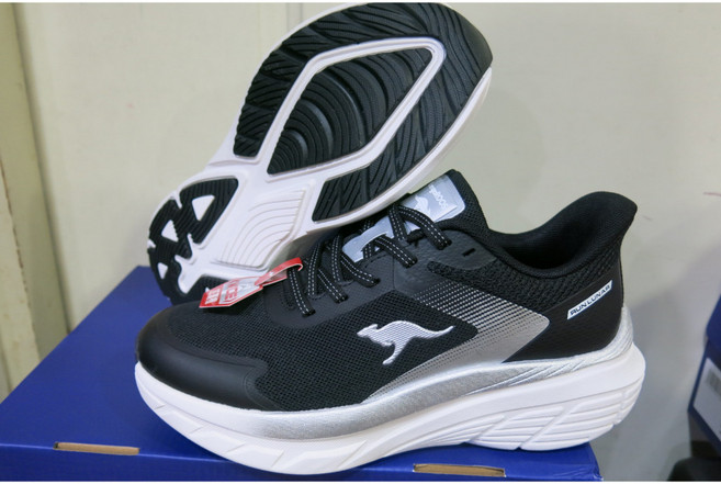 袋鼠 KangaROOS RUNLUNAR2 輕量運動鞋