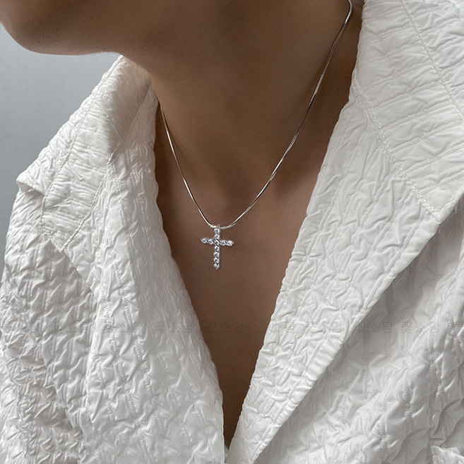 꽃소담 남자 큐빅 십자가 슬림 목걸이 재물운 사업운 액운차단 소원달성 패션 도금 실버 목걸이 남자친구 선물 기념일 케이스포장 JQL103