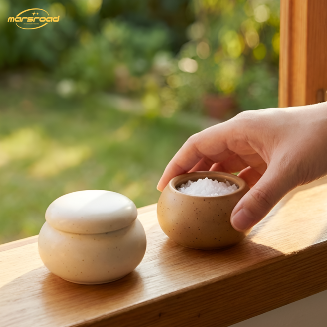 미니 현관 소금 단지 항아리 팥단지 [2color 풍수 풍수지리 도자기 백자 보관 통 간수 용기 독 옹기 집들이 개업 선물 인테리어 소품 재물운 금전운 템], 1개