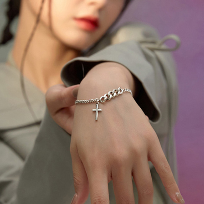 십자가 포인트 슬림 라인 실버 체인 패션 팔찌 J2458
