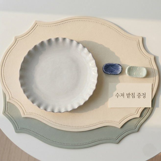 셀러나 아치 가죽 식탁 매트 2인 세트 + 수저받침 증정, 버터 베이지+세이지 가든, 1개, 2인(45 x 35 cm)