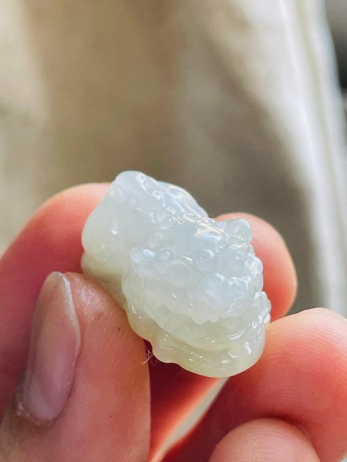 A貨翡翠貔貅掛件 淡綠色冰潤質地 精雕細琢 寓意招財納福