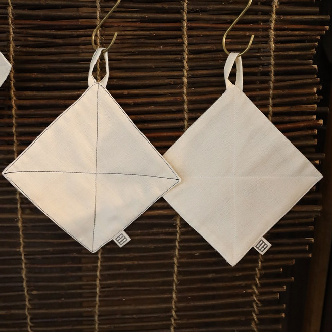 북덕방 소창 냄비받침 (아이보리) | 주전자와 작은 물건들을 위한 자리. 다용도로 쓰는 부드러운 소창 천, 1개, 검정 실/두껍게 6겹