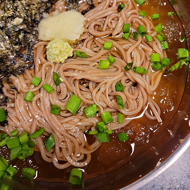 메밀국수 생 메밀소바 면 1kg+소스구성 냉모밀 모밀국수 메밀면 메밀냉면 메밀막국수 메밀온면 메밀칼국수 메밀소바 장국 쯔유 냉동육수 메밀소바라면 저칼로리 칼로리 낮은 음식, 면1kg+육수200ml, 1세트, 1kg