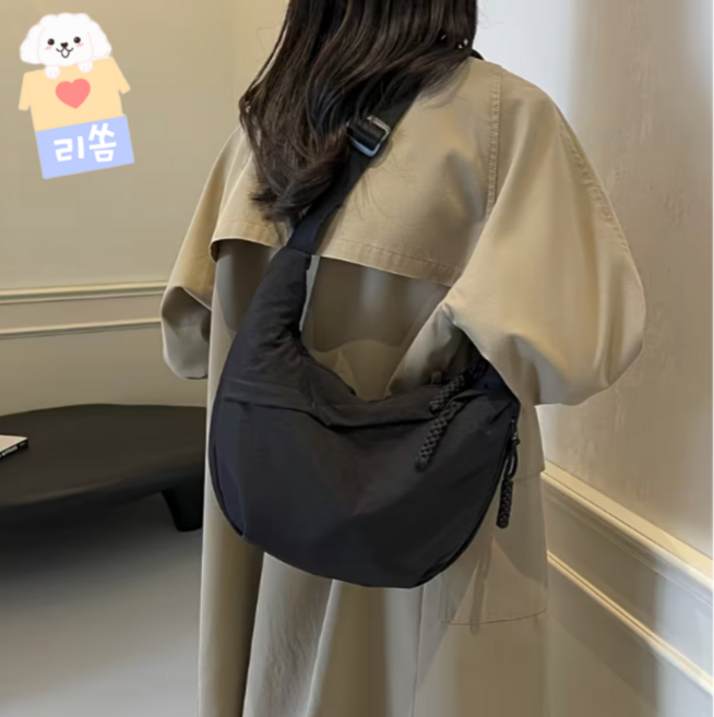 [반달 크로스백] 리쏨 태슬 크로스백 출근룩 데일리백 방수가방 여행가방 남여공용