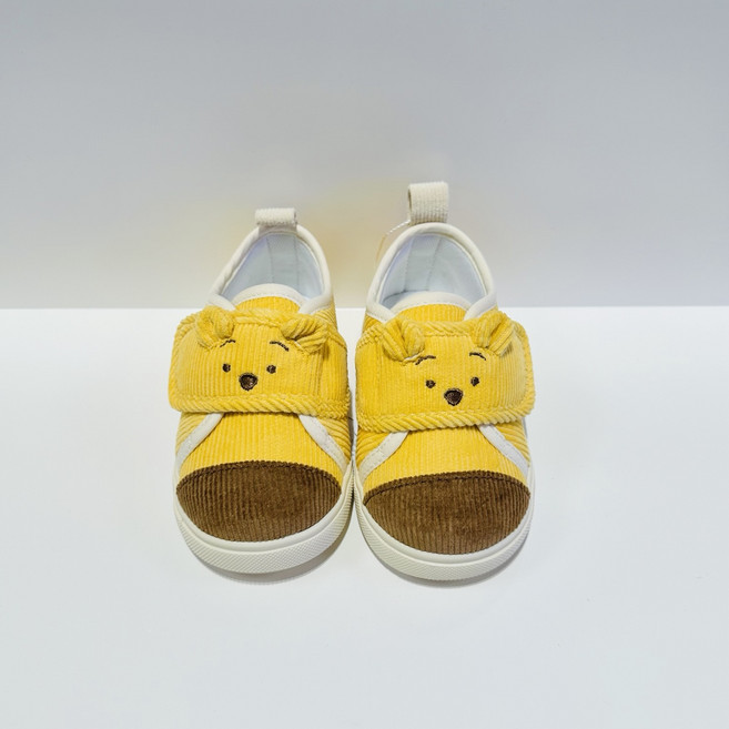 디즈니베이비 야탑NC점 보들보들 골덴 소재의 편한 아기 찍찍이 운동화 입니다~~ 귀여운 곰돌이푸 디자인이에요~