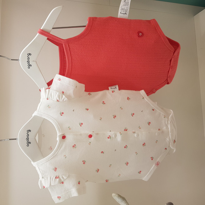 아가방 여름 베이비페어 깜찍레드 신생아 여아 바디수트 반팔 끈나시 메쉬 면 무형광 2종 구성 꽃무늬 쿨 시원한 데일리 유아 외출복 백일 아기옷 기어도 옷은 안올라는 바디수트