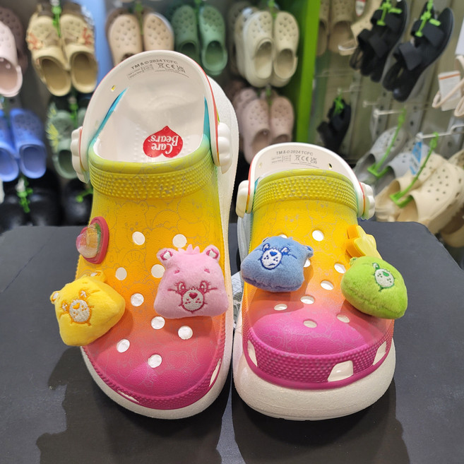 크록스 [2001아울렛중계점] "6가지 지비츠" 무지개와 구름모양이 있는 힐 스트랩 케어베어 크러쉬 클로그 ~