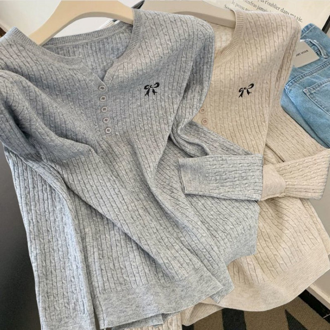 (완전 추천) 90kg까지 빅사이즈 여성 리본 반카라 버튼 긴팔 니트 스웨터 가을 겨울 편한 꽈배기 자수 디자인 트렌디 에센셜 여성스러운 상의 브이넥 스판 풀오버 니트티