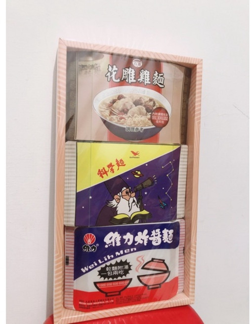 滿漢大餐 蔥燒牛肉麵 麻油雞麵 統一鮮蝦乾麵 紙紮泡麵組, 花雕雞,盒, 1個