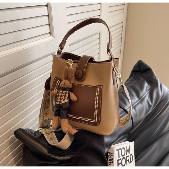 트렌드 캐릭터 버킷백 | 와이드 스트랩 출퇴근 가방 FW