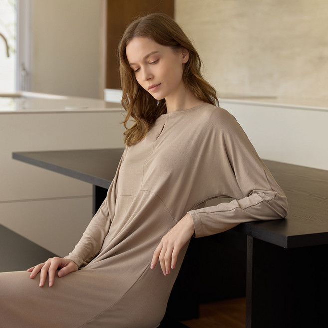 [허비쉬 본사]허비쉬 배트윙 슬릿 드레스 - 딥베이지