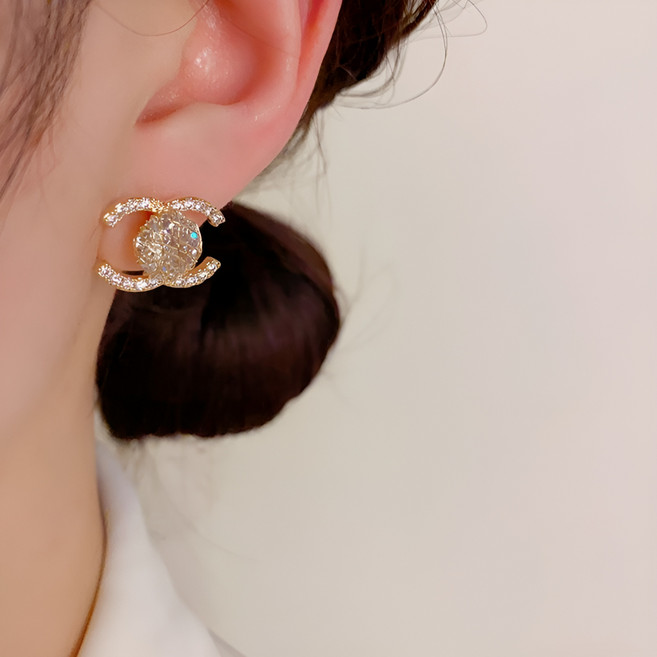 트렌디고 여성 14k 도금 큐빅 포인트 럭셔리 CC라인 써지컬 귀걸이