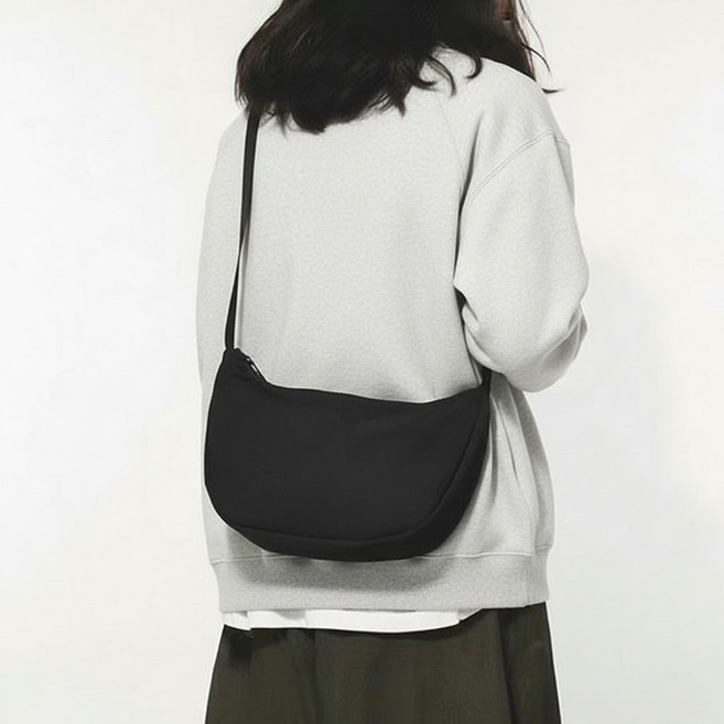 남여공용 가벼운 반달 크로스백 보부상 가방 메신저백