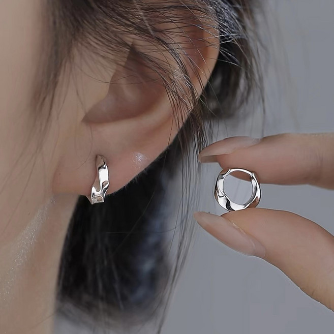 여성용 트위스트 미니 링귀걸이 브라스