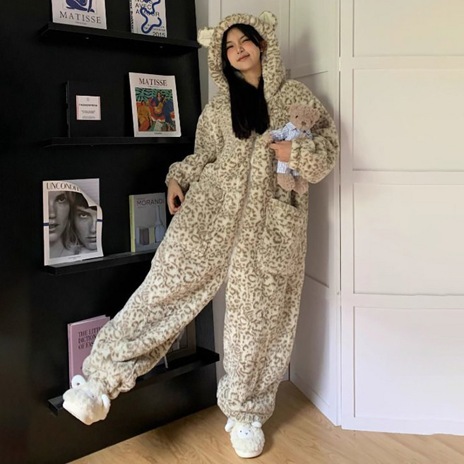 ROYALBELLE 여성 귀달이 후드 점프수트 잠옷 따뜻한 극세사 레오파드 파자마 E0092902
