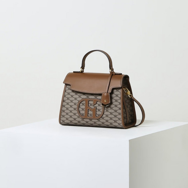 [AK플라자] [헤지스ACC] H 레더 브라운 패치 시그니처 패턴 사첼백 HIBA5E117K2