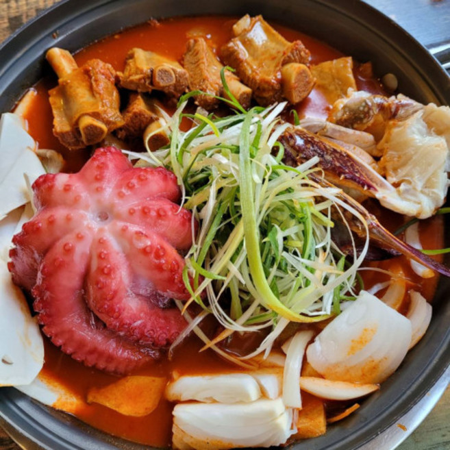 신촌양푼이갈비찜 국내산 매운 양념 돼지 통문어 등갈비찜, 통문어 갈비찜(기본맛2팩+문어), 1개, 250g