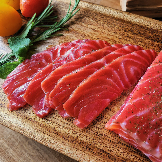 [살루메리아] 비트 뿌리와 아가베 시럽으로 염지하고 훈연한 그라브락스 Beetroot Cured Smoke Salmon(Gravlax) 숙성맨 훈제 연어 생연어 화이트와인 안주, 200g, 1팩