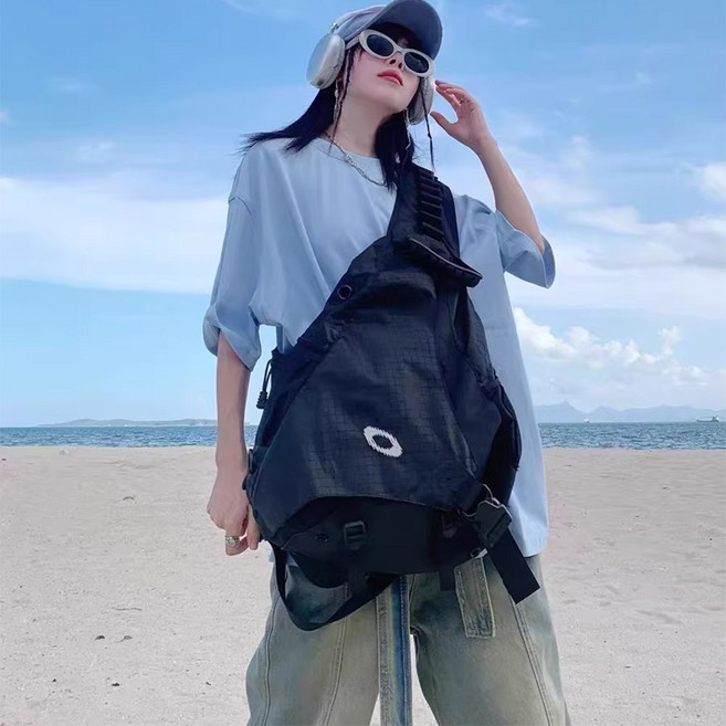 나인클로젯 남여공용 튼튼한 대용량 밸크로 찍찍이 크로스 끈 스포츠 백팩 아웃도어 빅백 슬링백 메신저백