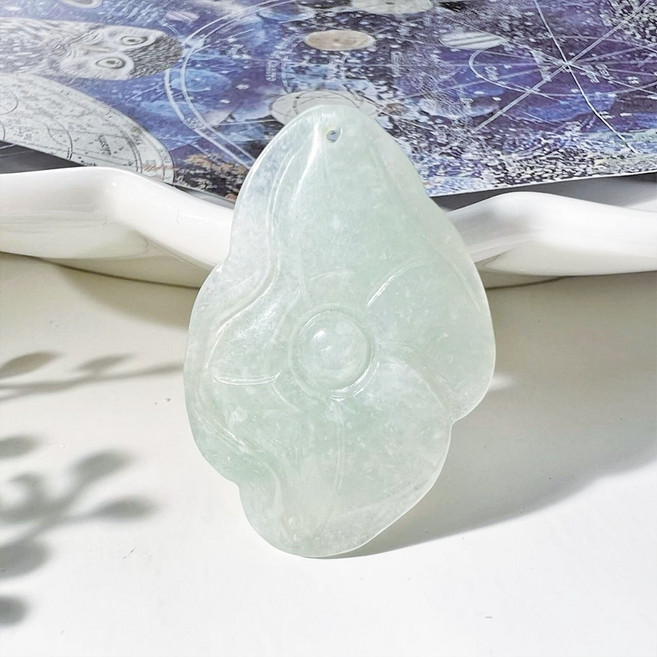 玉我翡翠 小花牌 翡翠掛件吊墜 A1019，精巧花卉設計，佩戴優雅平安