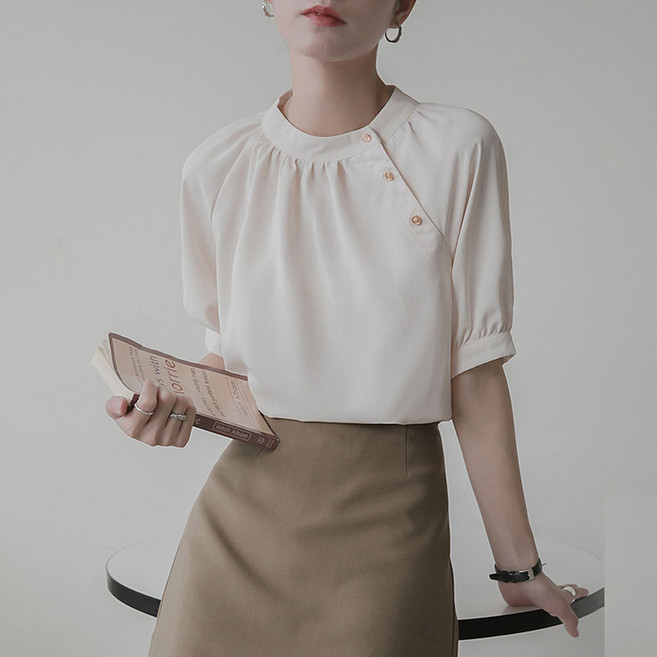 ROYALBELLE 여성 라운드넥 사선 버튼 포인트 반팔 쉬폰 단정한 오피스룩 블라우스 E01011516