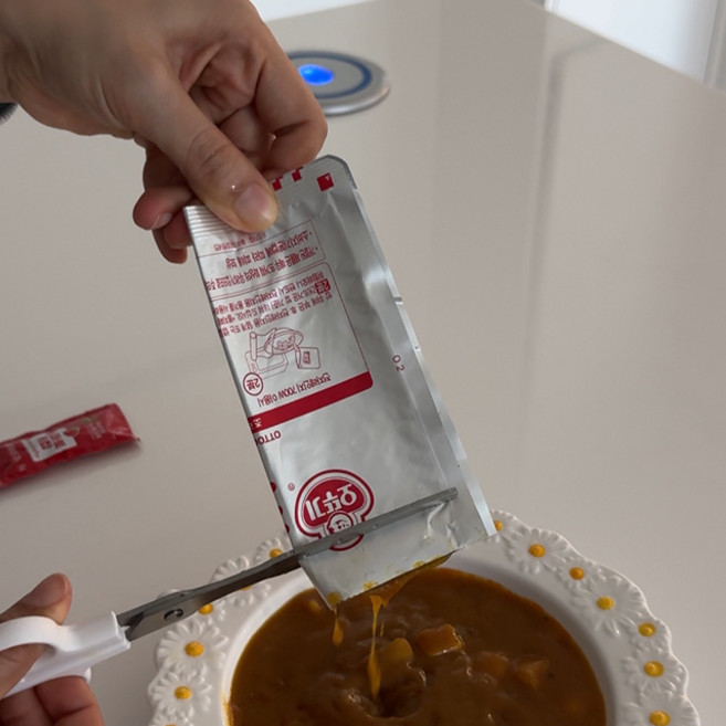 살림을 더하다 약셀 라토라쿠 집고 자르고 짜고 일본정품 약셀가위, 1개, 화이트